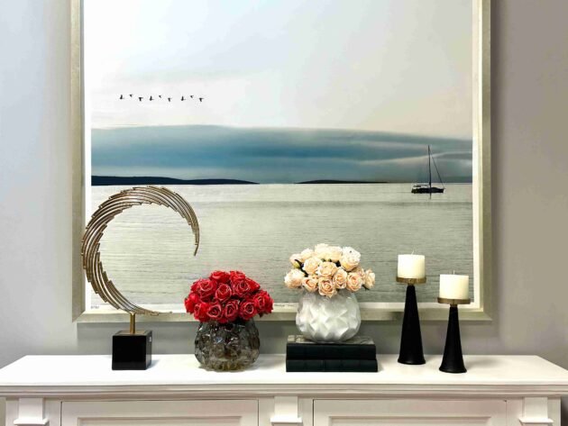 Dried Rose Arrangement in a Wavy Glass Vase - Image 7